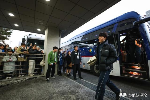 中韩大战现场发韩国篮协100周年纪念品 媒体人：历史真有100年？