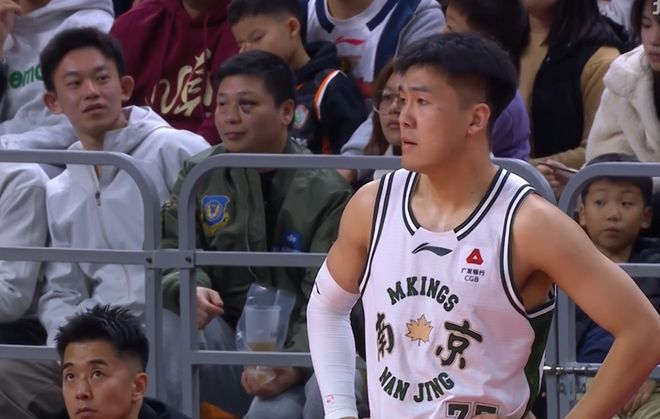 黄荣奇宴请同曦队在东莞大排档吃饭！邬挺嘉：白切鸡真好吃