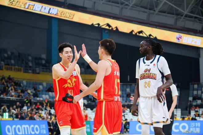 浙江广厦送四川男篮15连败，杜锋和张庆鹏谁的帅位更摇摇欲坠？