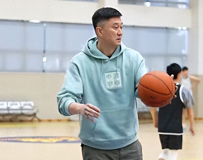 广东队训练！胡明轩苦练三分球 杜锋很严肃 徐杰不吭声