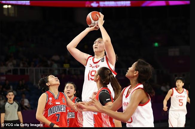 18岁，2米21！山东姑娘震惊体坛，首秀12分钟碾压多名WNBA名将