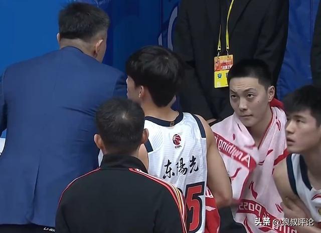 人气真高！胡明轩26+4+4新赛季最佳一战 连中三分引现场粉丝狂欢