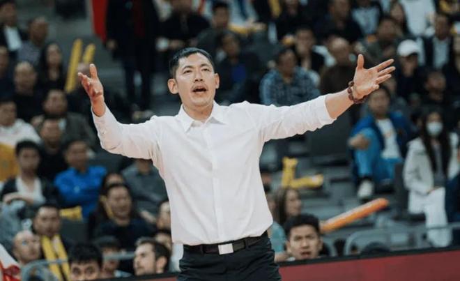 输广州发布会！张庆鹏怒斥全队防守太软，不能赢一场就松懈！