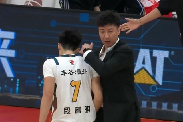 幸亏没去广东！19岁菜鸟打成四川小外援，场均得分高于徐杰胡明轩