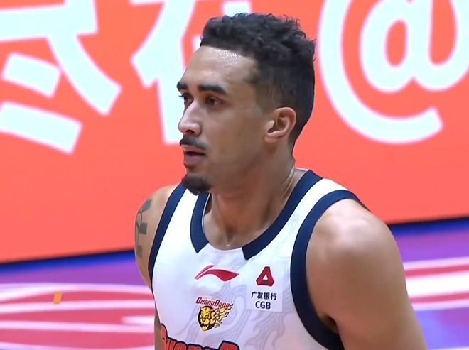 广东9分领先吉林！徐杰进攻打疯了，奎因轰21+4，萨姆纳神奇三分