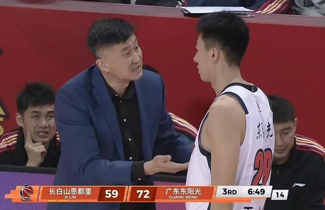 广东男篮21分大胜，奎因42+7+8打出个人秀，焦伯乔伤退姜伟泽27分