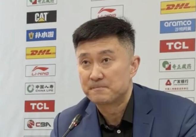 杜锋暖心祝福球迷大爷：每次来吉林都会看到他，希望他一切顺利