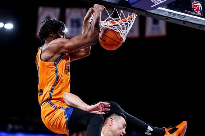 怀特塞德合同已转正！打爆广东北京内线，上海男篮争冠需要他