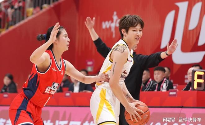 女篮一夜曝出两大冷门！全联盟第1被掀翻：张子宇6分2板惨遭弃用