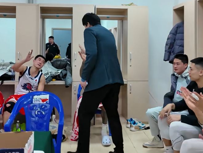 胜辽宁更衣室！邱彪与全队击掌庆祝，讲话重提心态与拼，氛围极佳