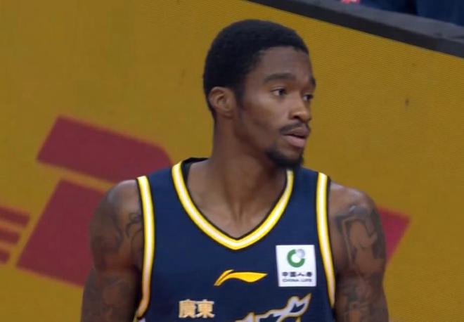 徐杰伤退广东主场击败山西 两队67次犯规4人被罚下