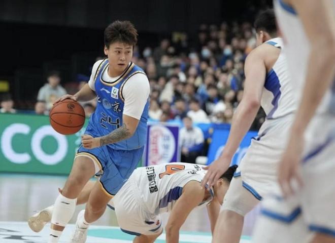 许利民：曾凡博和赵睿其实没有100%恢复，都在咬着牙坚持比赛