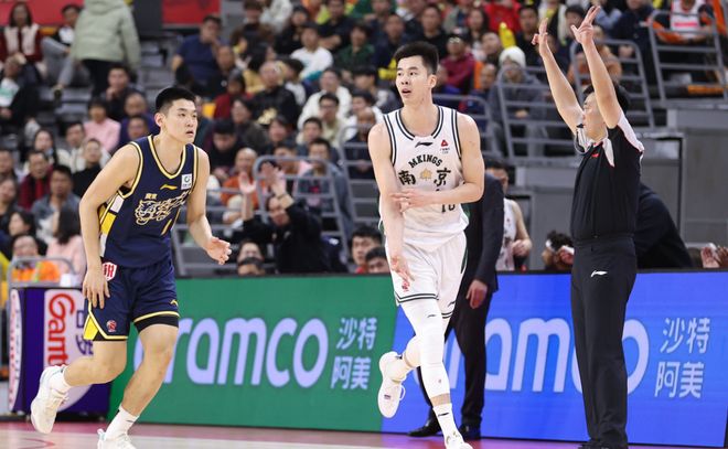 轰30+6+6抗衡郭艾伦！国产东契奇再爆发 他若与徐昕搭档会很美吗