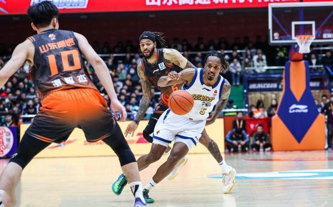 爆冷！山东男篮击溃CBA冠军，布朗爆砍38分，关键1点令邱彪骄傲！