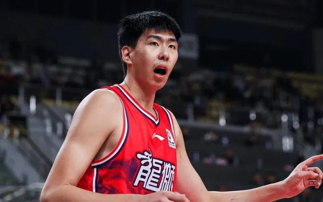 徐昕再进化！防守逼迫青岛投三分，关键时刻统治篮板，中投也有了