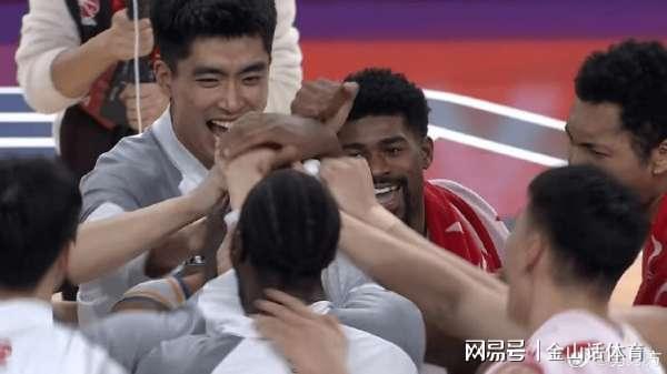 硬汉！32岁老将两腿全拉伤，缠满绷带打20分钟，媒体人:真是拼了