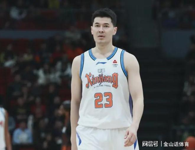 硬汉！肋骨骨裂咬牙上场，10投9中，砍19分8篮板，正负值全队第一