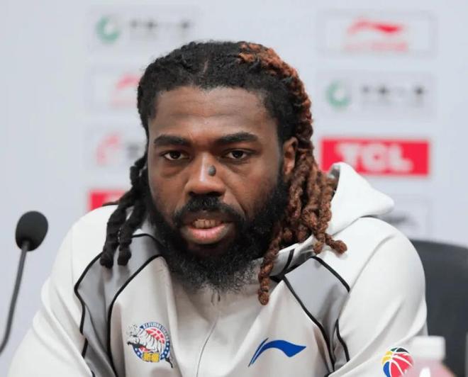 输新疆格兰跟倔驴一样！末节死用哈里斯+西尔扎提，拱手让出胜利