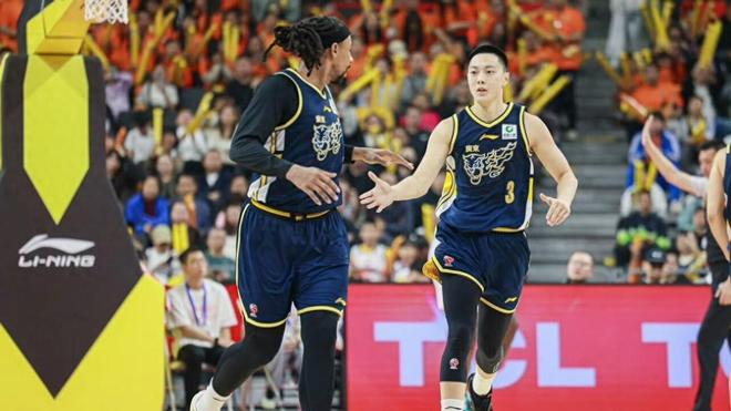广东队轰然倒下，CBA爆大冷！杜锋摇头苦笑，一战暴露2大致命问题