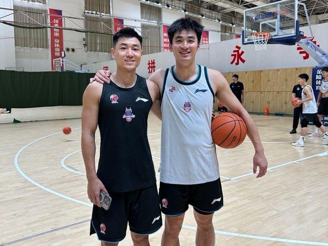 不愧是让郭艾伦打替补的男人！5分钟5犯离场，球迷：你有什么卵用