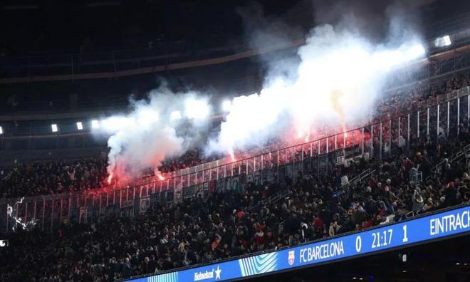 客队球迷在诺坎普投掷装尿的瓶子，每体：巴萨正在采取措施