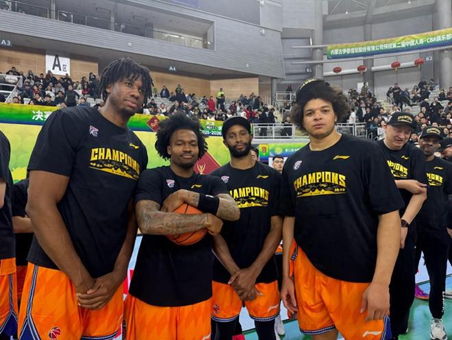 怀特塞德合同仅50万美元！上海男篮当初看不上，如今成争冠拼图