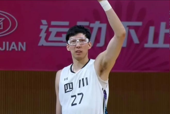 男籃周琦時(shí)代結(jié)束了！無他進(jìn)攻更流暢，一人已徹底取代他的位置