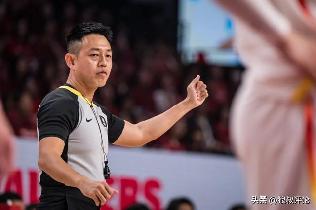 FIBA官方致歉中國男籃引熱議！媒體人質(zhì)疑中國特供版 不查查裁判嗎