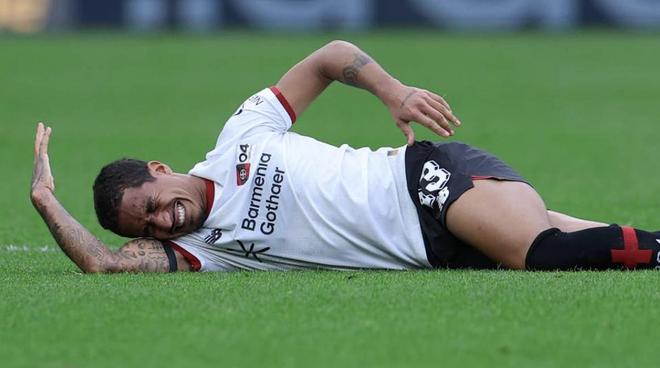 伤兵满营，勒沃库森球员阿图尔被草皮绊住，膝盖严重扭伤