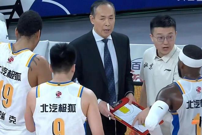 北京男籃新疆男籃爭搶外援，同曦獅子大開口，轉(zhuǎn)讓費要100萬美元