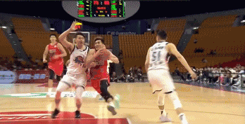 郭艾倫受傷，擔架抬離賽場