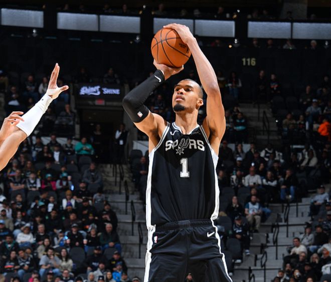 西部最新排名：勇士创NBA奇迹，湖人收大礼，雷霆爆冷连败