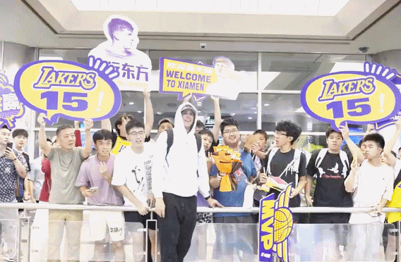 湖人球員里夫斯已抵達中國廈門，與眾多球迷合影留念
