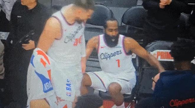 祖巴茨笑嘻嘻惹到哈登了！暂停时一把扯过来，态度与防守让人绝望