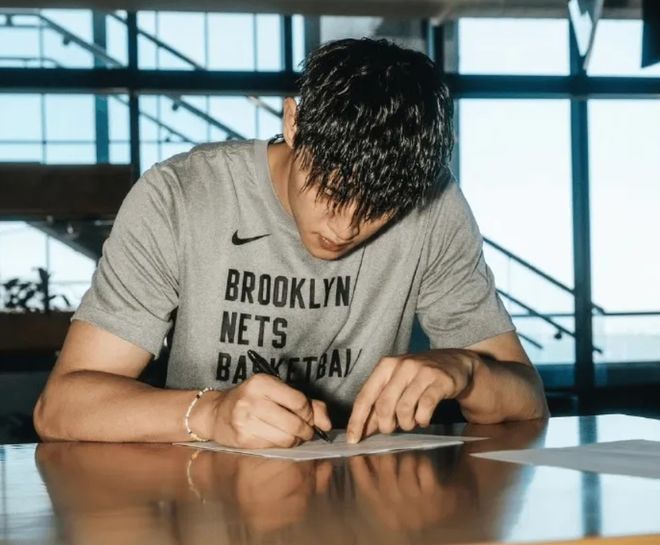 刚刚！曾凡博与NBA篮网队完成签约