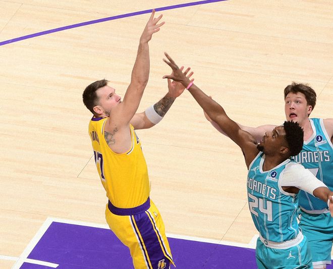 爆冷！湖人18分惨败鱼腩黄蜂，东契奇39分，球队有三个问题难解决