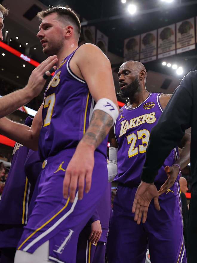 联盟第6+联盟第10！湖人遭遇幸福的烦恼，里夫斯回归该打替补吗？