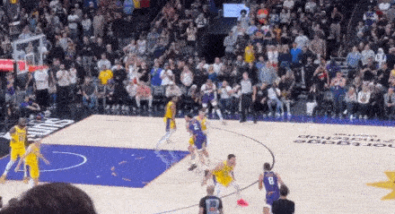 0.9秒绝杀！老詹把东子撞翻了！！