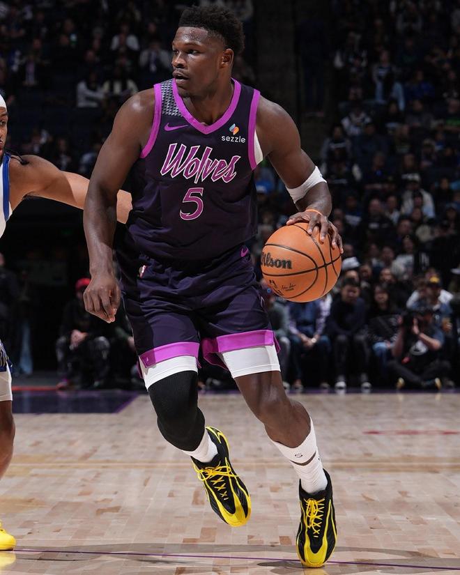 失误太多，爱德华兹20中13空砍32分11板2助8失误，正负值-16