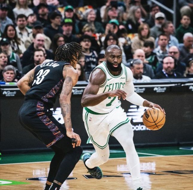 布朗28+7+9完爆冠軍鋒線，武神觸底反彈轟兩雙，綠軍37分大勝籃網(wǎng)