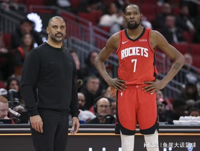 火箭111-106马刺！乌度卡顽固不化，杜兰特看清现实，两人成关键