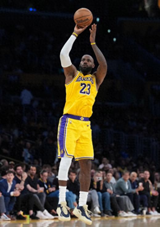 就在今天，詹姆斯再创79年NBA第一纪录，合同年仍是巨星