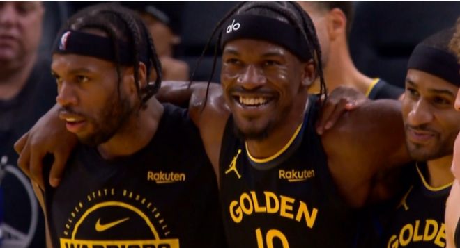 勇士官宣：巴特勒右膝受伤痛苦倒地退赛 被搀扶离场无奈咧嘴笑