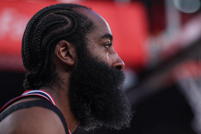 有爱!哈登豪取6连胜回更衣室为范甘迪庆生,抚摸老范光头唱生日歌