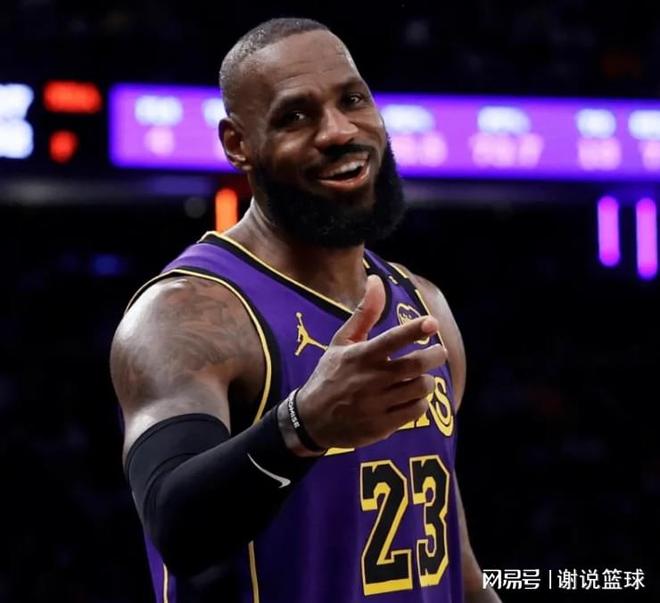 湖人溃败恐跌出前六，詹姆斯成众矢之的，三将表现值得肯定