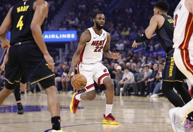 重伤离场！巴特勒倒地捂膝盖惨叫！波杰姆斯基爆发，库里19+3+11