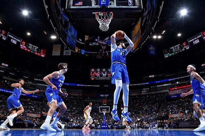 進(jìn)攻端的效果相當(dāng)突出！魔術(shù)替補(bǔ)中鋒同樣擊潰了勇士的防線？