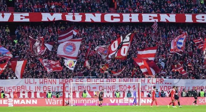赫内斯支持废除50+1，拜仁球迷拉横幅反对：这是不可想象的...
