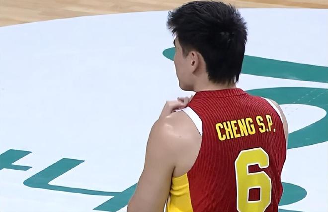 程帥澎左腳踝90度扭曲!痛苦倒地捂腳顫抖 媒體人高呼韓國隊太臟