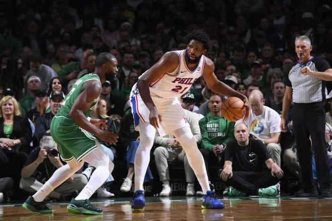 马克西40+7三分76人险胜绿军 恩比德9中1探花34+7超詹姆斯